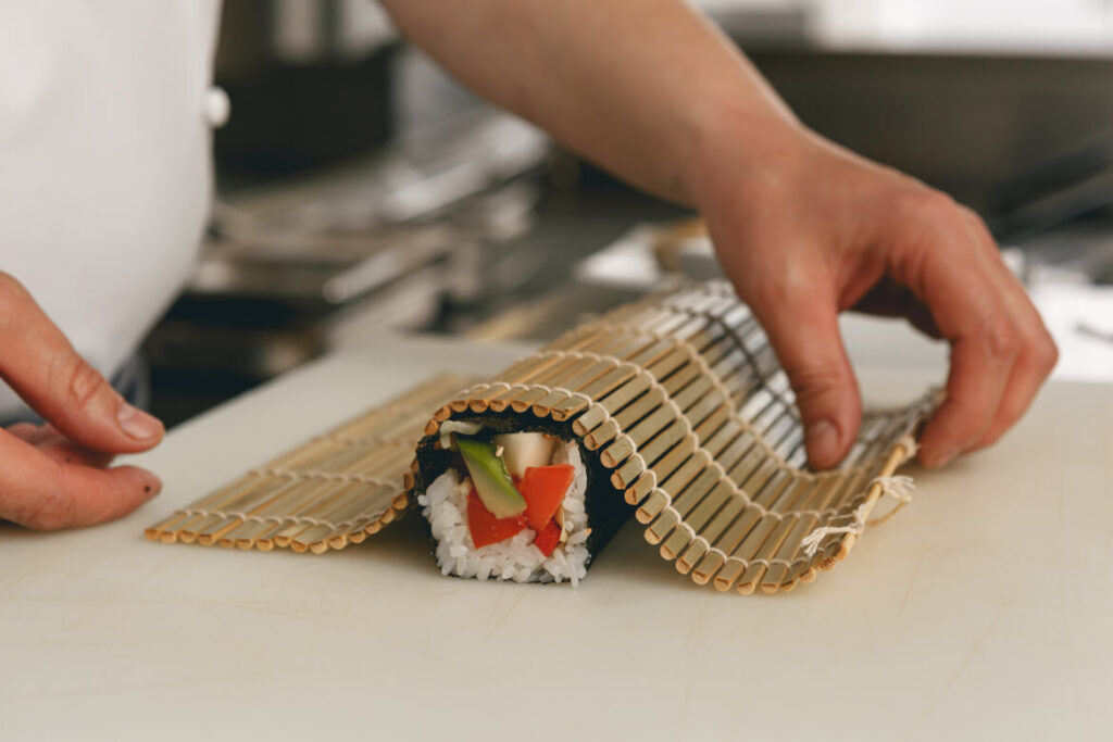 zawijanie sushi z użyciem maty bambusowej