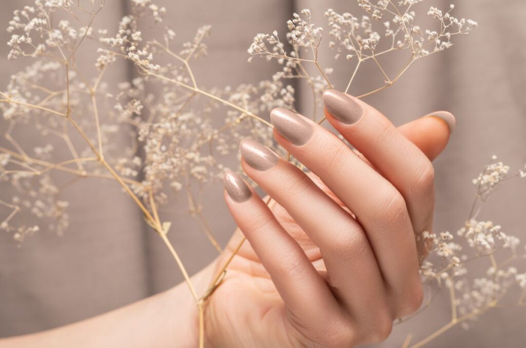 Beżowy manicure