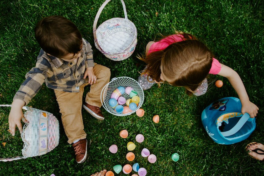Dzieci z wielkanocnymi koszykami i jajkami