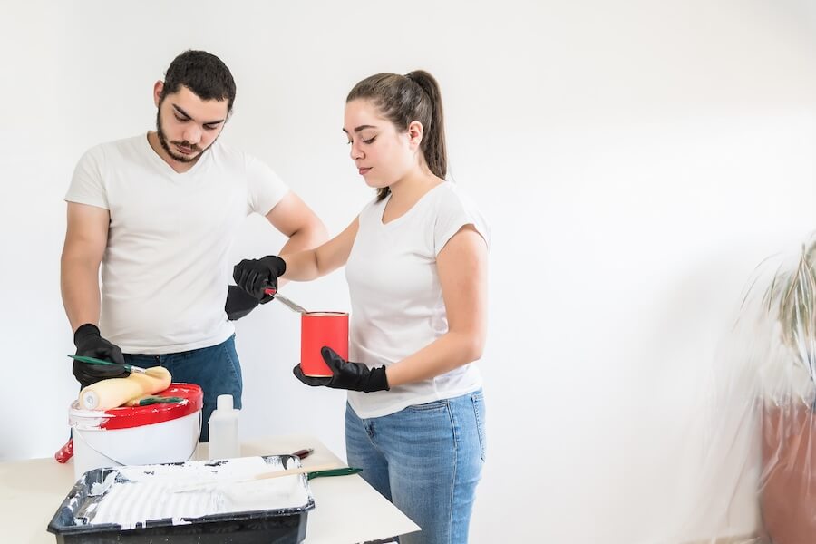 Para przygotowująca się do malowania kuchni