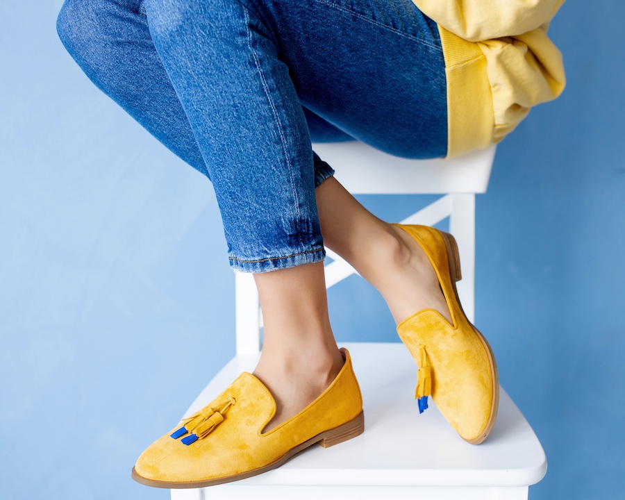 Żółte mokasyny w zestawieniu z jeansami