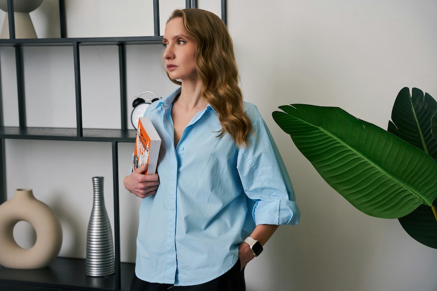 Kobieta w niebieskiej koszuli