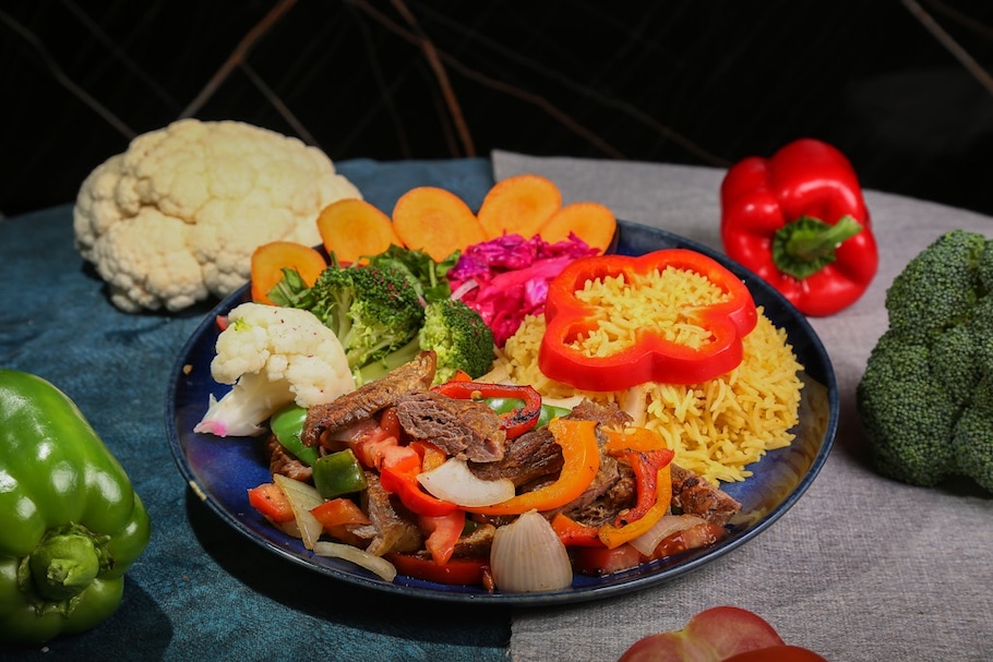 Zdrowy catering dietetyczny i lekkostrawny – u kogo sprawdzi się najlepiej? Posiłek na talerzu